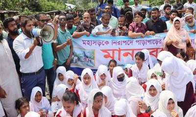ফুটওভার ব্রিজের দাবিতে গৌরনদীতে সড়ক অবরোধ