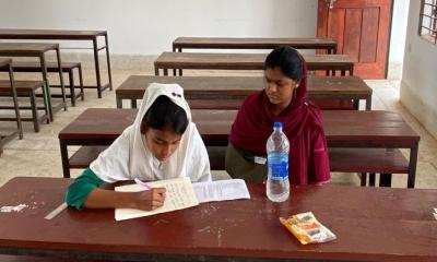 চাচার হামলায় হাত ভাঙা নিয়ে ভাতিজির পরীক্ষায় অংশগ্রহণ