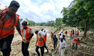 বন্যার্ত ২০০ পরিবারের মুখে হাসি ফুটাল পলাশবাড়ীর ছাত্র-যুব সমাজ