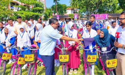 জাইমার জন্মদিনে ৫৪৮ ছাত্রীকে বাইসাইকেল দিলেন মীর শাহে আলম