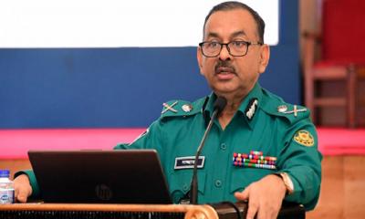 আগুন ও ককটেল নিক্ষেপকারীদের দেখামাত্র গুলির নির্দেশ ডিএমপি কমিশনারের