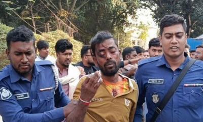 ভারতীয় গুপ্তচর সন্দেহে যুবককে গণধোলাই দিয়ে পুলিশের কাছে সোপর্দ
