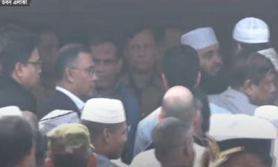 খালেদা জিয়ার কফিন কাঁধে তুলে নিলেন মিজানুর রহমান আজহারী