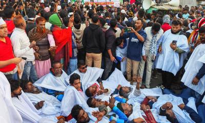 বিএনপি প্রার্থীকে অবাঞ্ছিত ঘোষণা করে কফিন পরে তৃণমূলের বিক্ষোভ