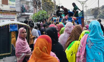 রাজশাহীতে টিসিবির পণ্য কিনতে নিম্ন ও মধ্যবিত্তদের হিড়িক 