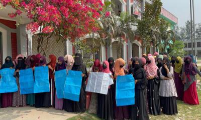 যে কারণে কলেজ ফটকে তালা দিয়ে শিক্ষার্থীদের বিক্ষোভ