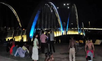 হাতিরঝিলে হঠাৎ ককটেল বিস্ফোরণ, মোটরসাইকেলে আগুন