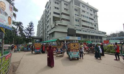 হাসপাতালের ভেতরেই অটোরিকশা স্ট্যান্ড, রোগীদের ভোগান্তি