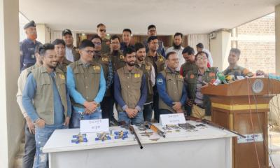 পাবনায় ডিবি পুলিশের বিশেষ অভিযানে ৫ আগ্নেয়াস্ত্রসহ আটক ৩