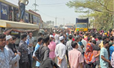  রূপগঞ্জে বকেয়া বেতনের দাবির আন্দোলনে শ্রমিক-পুলিশ সংঘর্ষে আহত ২০