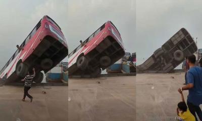 ফেরিতে ওঠার সময় নিয়ন্ত্রণ হারিয়ে নদীতে বাস, বহু হতাহতের শঙ্কা