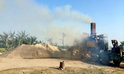 গৌরনদীর হেলিপ্যাডে প্রকাশ্যে বর্জ্য ফেলে পরিবেশ দূষণ