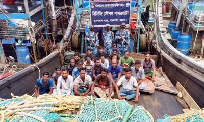 পাথরঘাটায় অবৈধ ট্রলিং বোটসহ ২১ জেলে আটক
