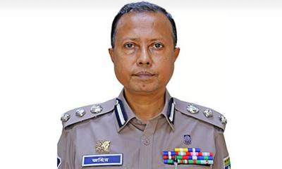 অতিরিক্ত ডিআইজির বাড়িতে অভিযান, মাদকসহ আটক ৮৪