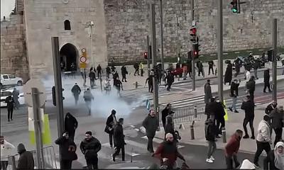 পবিত্র আল আকসায় ঈদের নামাজে আসা মুসল্লীদের ওপর ইসরায়েলের হামলা