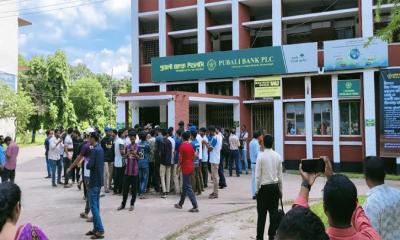 এবার ব্যাংক-প্রশাসনিক ভবনে তালা দিলেন বাকৃবির শিক্ষার্থীরা 