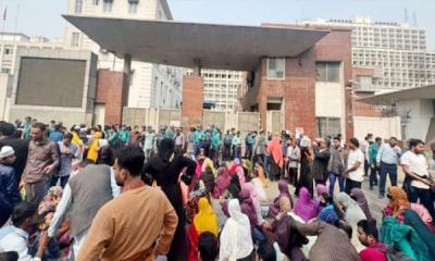 নিয়োগ বাতিলের পর সচিবালয়ের সামনে সুপারিশপ্রাপ্ত শিক্ষকদের অবস্থান