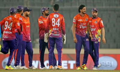 দুটি জায়গার লড়াইয়ে চারটি দল