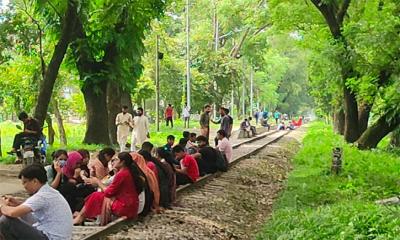 কম্বাইন্ড ডিগ্রির দাবিতে ঢাকা-ময়মনসিংহ রেলপথ অবরোধ