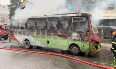 সোয়া ২ ঘণ্টার ব্যবধানে গুলিস্তানে দুই বাসে আগুন