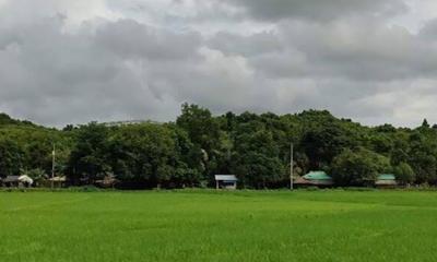 সীমান্তের আতঙ্কিত বাসিন্দারা নিরাপদ আশ্রয়ে ছুটছেন