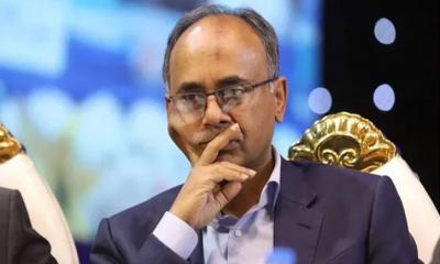 সাংবাদিকদের বর্জনে গালে হাত দিয়ে বসে ছিলেন গভর্নর