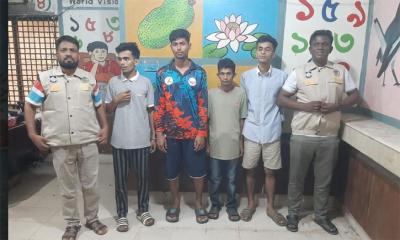 স্কুলের সামনে ছাত্রী ও অভিভাবকদের উত্ত্যক্তের অভিযোগে ৪ যুবক আটক