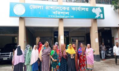 বরিশালে সাবেক ডিসির বিরুদ্ধে ঝাড়ু মিছিল