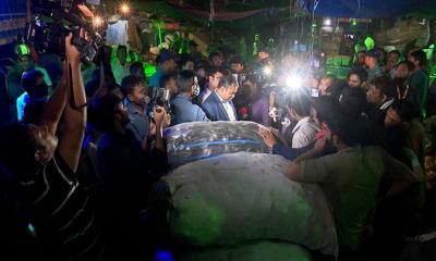 মধ্যরাতে কারওয়ান বাজারে ভোক্তা অধিকারের অভিযান