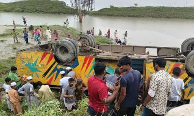 ব্রাহ্মণবাড়িয়ায় সড়কে ঝরল ৩ প্রাণ