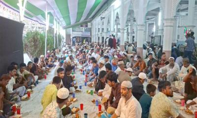 একসঙ্গে ৩ হাজার মানুষের ইফতারের আয়োজন যে মসজিদে