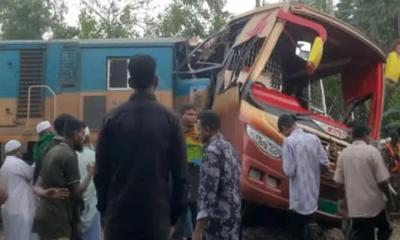 ট্রেন দুর্ঘটনার ঘটনায় দুই গেটম্যান বরখাস্ত