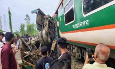 বালুবাহী ট্রাকে ট্রেনের ধাক্কা, ঢাকা-চট্টগ্রাম রুটে চলাচল বন্ধ