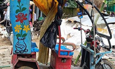 চার্জে দেয়া রিকশা থেকে বিদ্যুৎস্পৃষ্টে মা-মেয়ের মৃত্যু