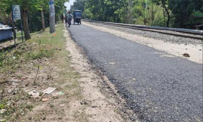 পিচ কার্পেটিংয়ের বদলে মাটি দিয়ে সড়ক ঢাকলো ঠিকাদার