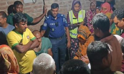 প্রবাসীর স্ত্রীর ঘরে আপত্তিকর অবস্থায় যুবদল নেতা, পুলিশে দিল জনতা