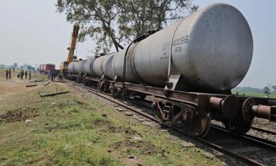 চাঁপাইনবাবগঞ্জে তেলবাহী লাইনচ্যুত ট্রেন ১০ ঘণ্টা উদ্ধার