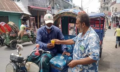 তীব্র দাবদাহে পথচারীদের তৃষ্ণা মেটাচ্ছেন কাজী ফাউন্ডেশন 