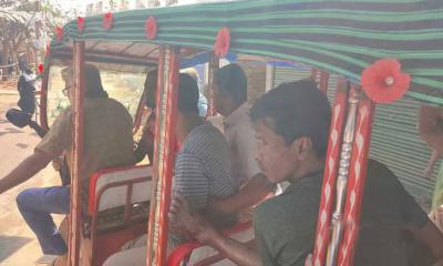 কুমিল্লায় ভোটকেন্দ্রের বাইরে সংঘর্ষ, গুলিবিদ্ধ ২