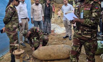 শক্তিশালী বোমার ওপর চলছিল কাপড় ধোয়ার কাজ