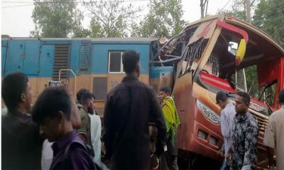 কুমিল্লায় বাস-ট্রেন সংঘর্ষ, নিহত ১২