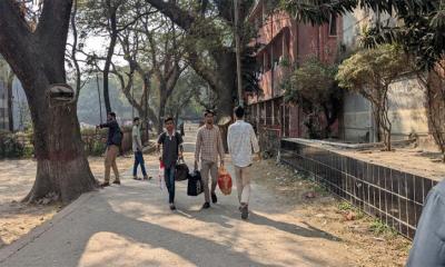 ভোটের উদ্দেশ্যে হল ছাড়ছেন ঢাকা কলেজের শিক্ষার্থীরা