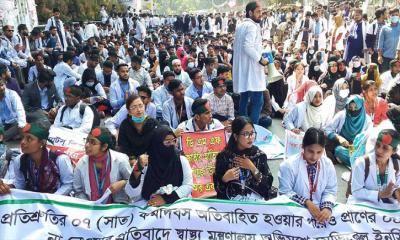 ম্যাটস শিক্ষার্থীদের শাহবাগে অবস্থান