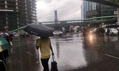 ঝুম বৃষ্টিতে ভিজল ঢাকা, স্বস্তির সঙ্গে আনল ভোগান্তিও