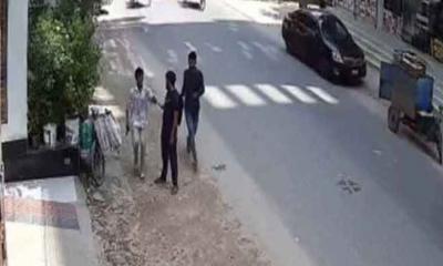 রাজধানীতে দিনেদুপুরে অস্ত্র ঠেকিয়ে ছিনতাই, গ্রেপ্তার চার