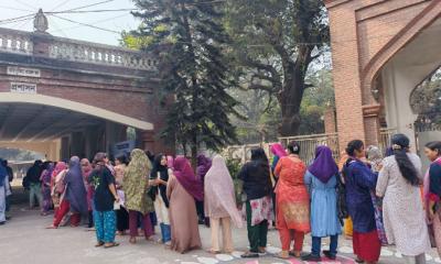 ডাকসুর উদ্যোগে মেয়েদের হলে বিনামূল্যে ৬০০ শিক্ষার্থীর মাঝে টিকাদান