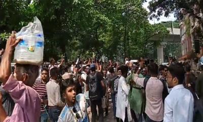 শিক্ষা ভবনের সামনে সাত কলেজ শিক্ষার্থীদের অবস্থান