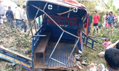 বোয়ালমারীতে পিকআপে ট্রেনের ধাক্কা, নিহত ৩