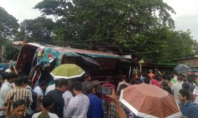 নিয়ন্ত্রণ হারিয়ে বাস উল্টে পড়ল দোকানে, নিহত ৩