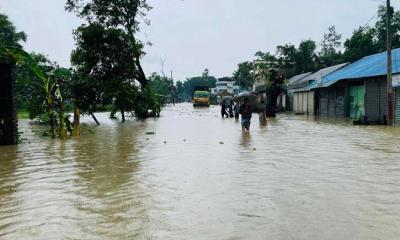 ফেনীতে প্লাবিত হচ্ছে নতুন নতুন এলাকা, সড়ক যোগাযোগ ব্যাহত